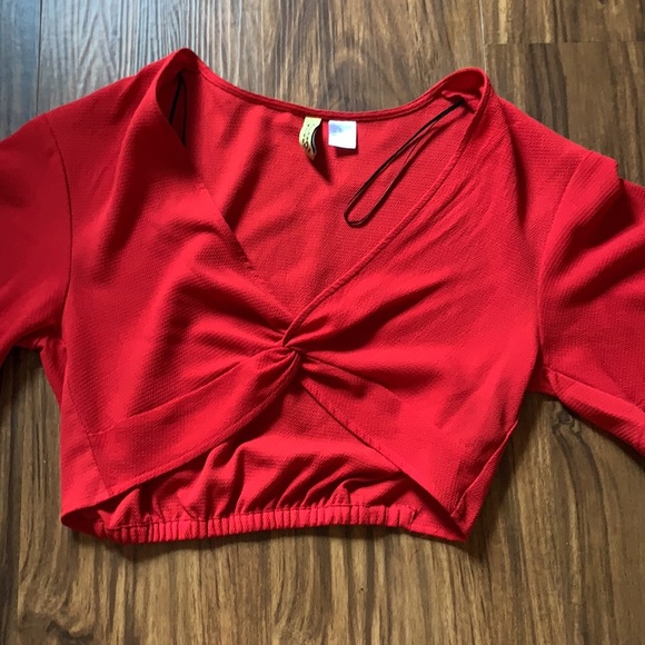 $Red knot front crop top - Picture 2 of 6